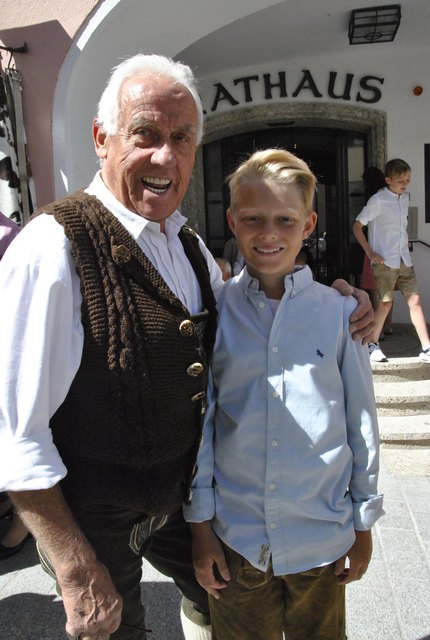 Ernst Hinterseer mit seinem Enkel Felix - dem Jüngsten seiner sechs Enkelsöhne. | Foto: Eberharter