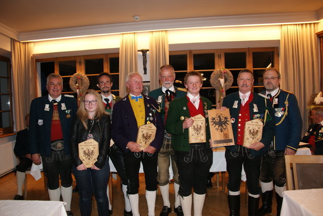 Preisverteilung Bezirksksschießen: Martin Schönherr, Fritz Gastl und Hartwig Röck gratulierten den Siegern.