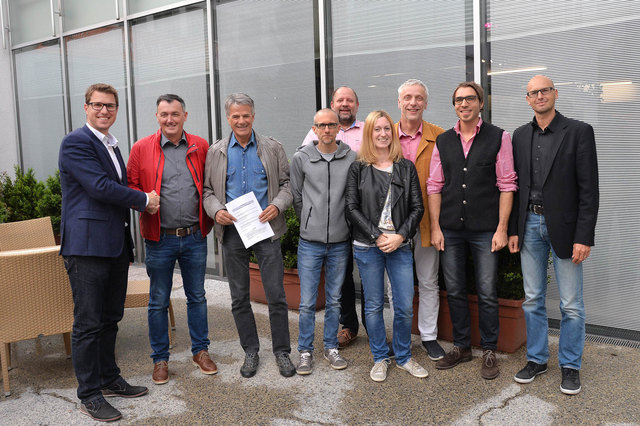 Alle Beteiligten freuen sich über die neue Sprengelarztregelung, v. l.: Bgm. Christian Härting (Telfs), Bgm. Andreas Schmid (Pfaffenhofen), Dr. Maximilian Zimmermann, Dr. Georg Hechenberger, der zuständige Referatsleiter Arnold Wackerle, Dr. Julia Rosam, Dr. Dirk Heute, Dr. Wolfgang Riener und der Telfer Gemeindeamtsleiter Mag. Bernhard Scharmer. | Foto: Stefan Dietrich