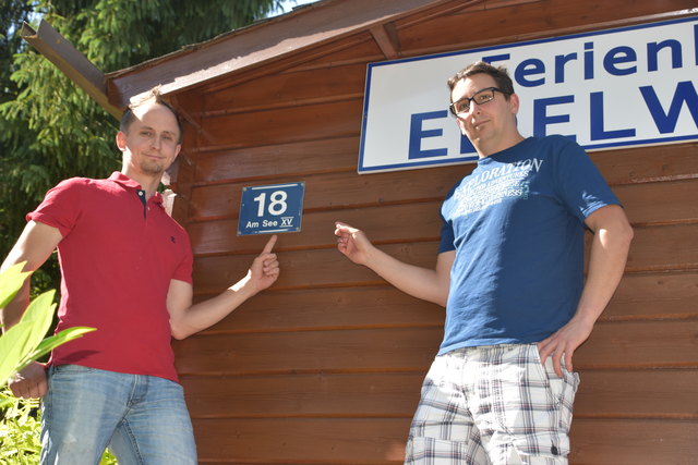 Notfallsanitäter Christoph Urak und Sanitäter Michael Peterschinek (v. li.) bitten darum, die Hausnummern sichtbar anzubringen