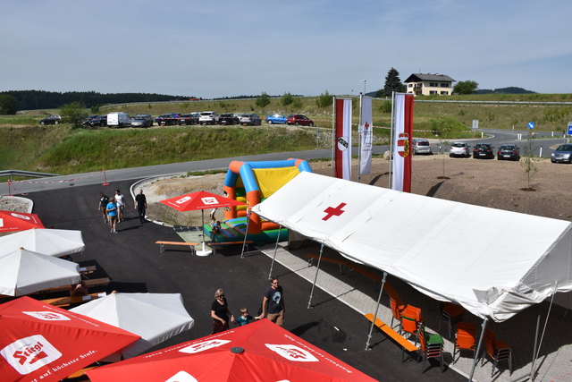 Schnell hat sich der Platz gefüllt und ein reger Austausch begann.