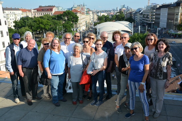 Hoch über Wien am Dach der Wiener Hauptbibliothek: Gustav Böhm, Friederich Ucik, Christine Heijduk, Grete Fössner, Christine Böhm, Andrea Hackl, Anton Steininger, Karl J. Mayerhofer, Regina Mayerhofer, Sophie Mayerhofer, Erna Mayerhofer, Dieter und Irene Hinrichs, Sissi Rath, Hannelore Ucik, Mandi Lohmayer, Jutta Lanscha Bernd, Sissi Rath, Renate Kogler | Foto: Privat