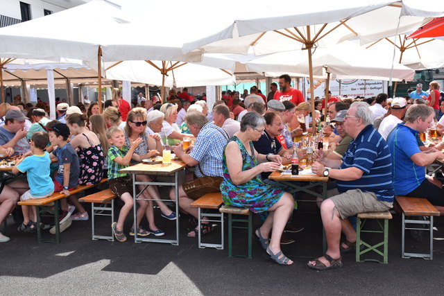 Schnell hat sich der Platz gefüllt und ein reger Austausch begann.