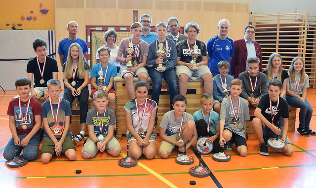 Die Preisträger der Schul-Stocksportmeisterschaft in der Sporthalle Niederndorf. | Foto: TLEV/Schwaighofer