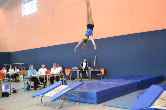 Christina beim Strecksalto am Trampolin