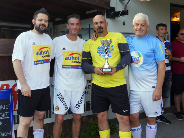 Das siegreiche Team "FC Feldwiese" mit Turnierorganisator Bernd Schwab und GGR Matthias Pilter