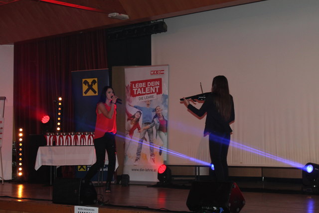 Die Geigerin "Mia Nova" und Sängerin Caro Kreuzberger sorgten für die musikalische Unterhaltung.