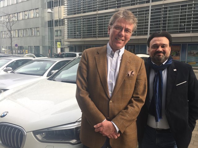 Henning Heise und Michael Närr bieten Infos zum Autokauf.
