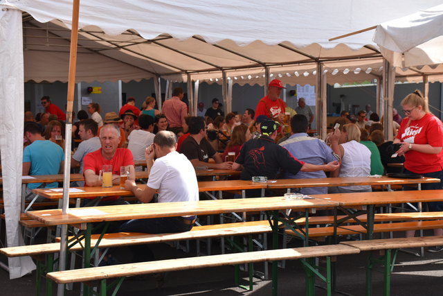 Schnell hat sich der Platz gefüllt und ein reger Austausch begann.