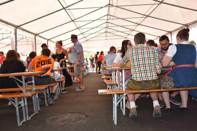 Schnell hat sich der Platz gefüllt und ein reger Austausch begann.