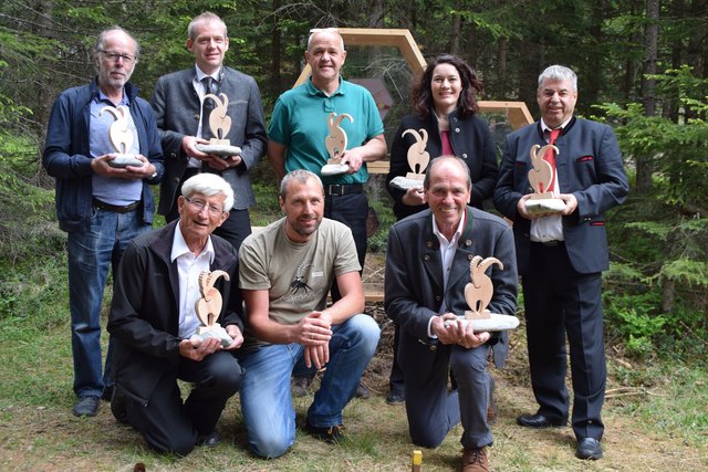 Besondere Auszeichnung in Form einer Steinbockskulptur: vorne: Werner Schwarz, Ernst Partl, Elmar Huter (v.l.); hinten: Franz Geiger, Manuel Wolf, Kurt Kapeller, LHStv. Ingrid Felipe, Obmann Hans Peter Bock (v.l.).