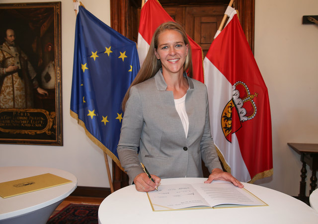 Andrea Klambauer (Neos) unterzeichnet den Koalitionsvertrag in Salzburg.