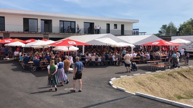 Schnell hat sich der Platz gefüllt und ein reger Austausch begann.