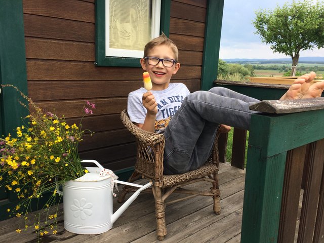 Paul genießt den Frühling bei seinem Kinderhaus!