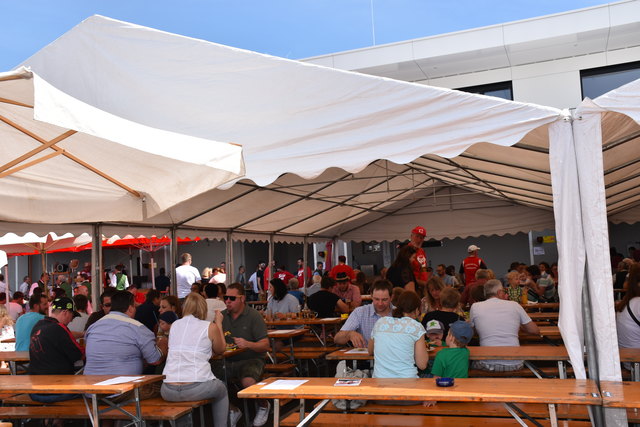 Schnell hat sich der Platz gefüllt und ein reger Austausch begann.