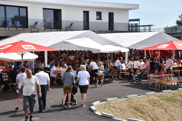 Schnell hat sich der Platz gefüllt und ein reger Austausch begann.