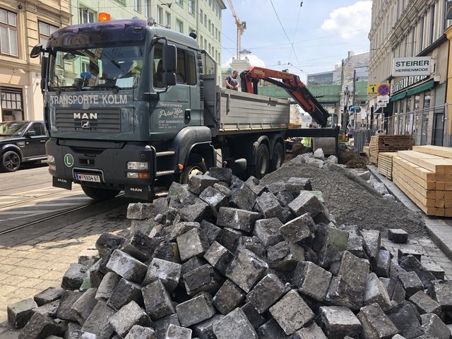 Bis 31. August wird fleißig gebaut: Die Geschäfte in der Währinger Straße haben in dieser Zeit regulär geöffnet.