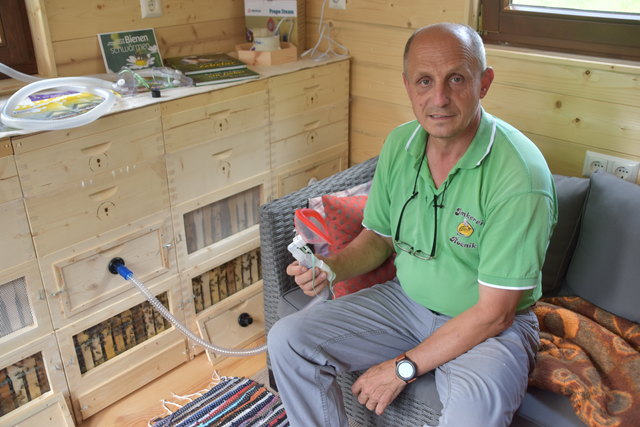 Durch eine Atemmaske kann man die Luft des Bienenstockes einatmen. Das soll entspannend und erholend wirken