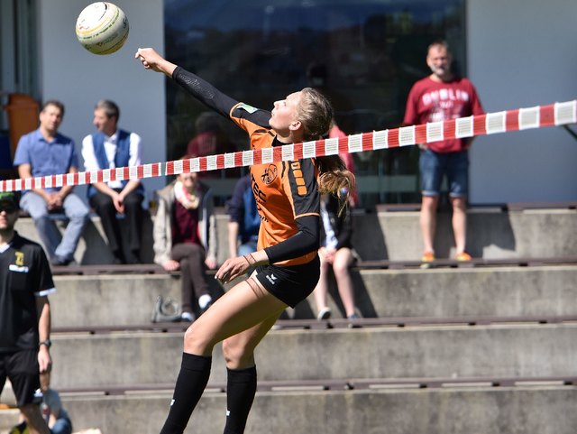 Von ihren Abwehrspielerinnen unterstützt, versuchte die junge Angreiferin Anika Hartl die Mannschaft zu einem Sieg zu führen. | Foto: Foto: Manfred Lindorfer