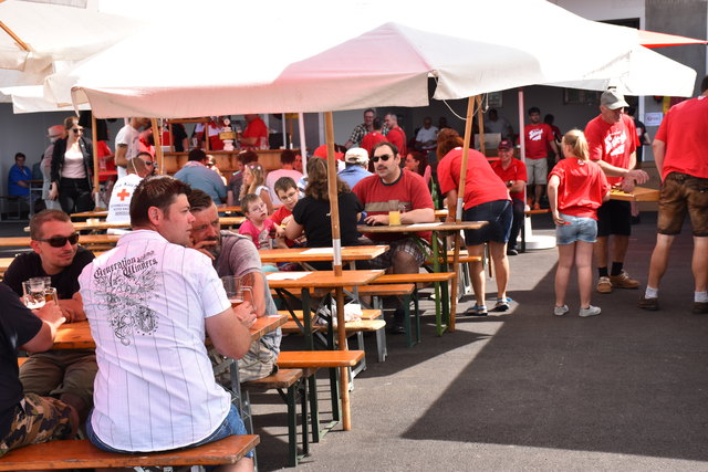 Schnell hat sich der Platz gefüllt und ein reger Austausch begann.