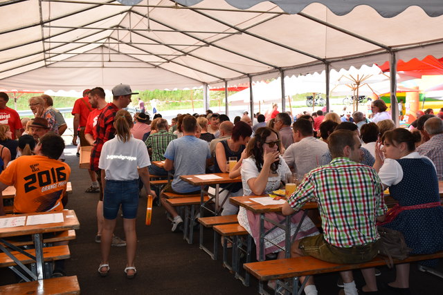 Schnell hat sich der Platz gefüllt und ein reger Austausch begann.