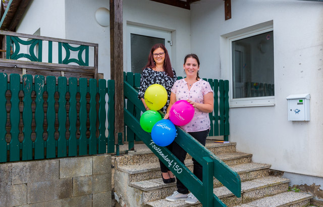 Kathrin Stern und Rita Resch von "sozkom" vor dem neuen "KroKi"-Haus. Sie bieten Anfang Juni zwei Info-Termine an.