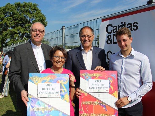 Diözesanbischof Dr. Ägidius J. Zsifkovics, Caritas Direktorin Mag. Edith Pinter, Rudolf Knotzer und Philip Knotzer bei der Spendenübergabe in Mattersburg. | Foto: Caritas