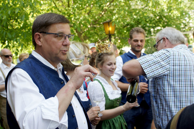 Auch Hagenbrunns Bürgermeister Michael Oberschil verkostete die edlen Tropfen.