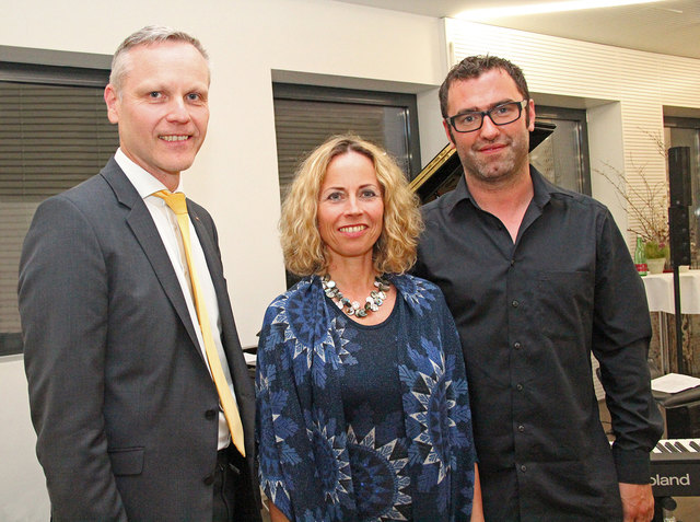 v.l. Othmar Nagl, Generaldirektor-Stellvertreter Oberösterreichische Versicherung, Sängerin Petra Linecker und Pianist Martin Gasselsberger. | Foto: Oberösterreichische Versicherung