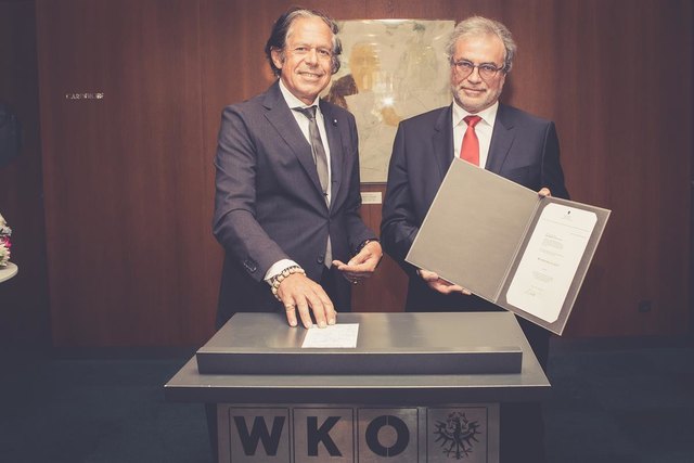 WK-Präsident Jürgen Bodenseer gratuliert Kommerzialrat Roderich Urschler.