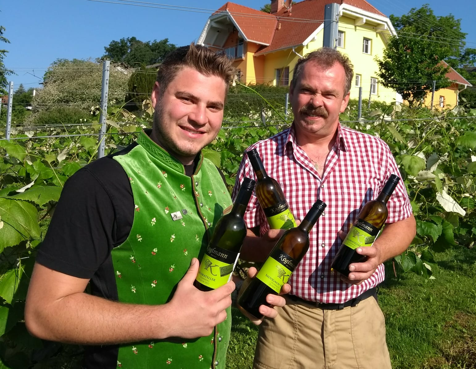 Freude beim Weinbau Koglmann über die doppelte Gold-Auszeichnung ihrer Weinsorten.