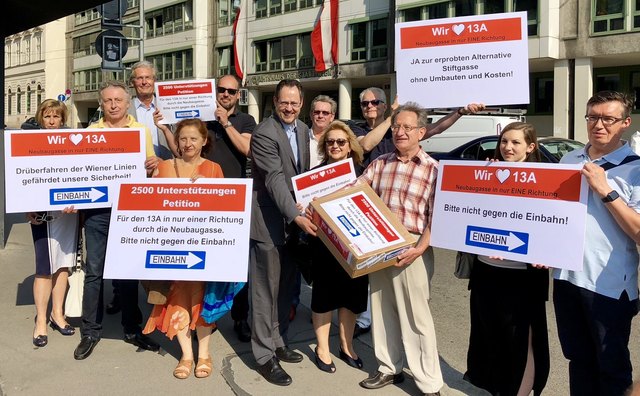 Karl Hintermayer (3.v.r.) hat seine Unterstützer für die Übergabe zusammengetrommelt.