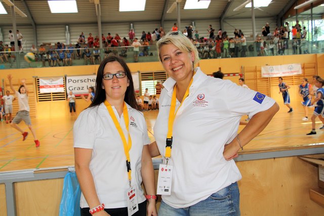 Eine Goldmedaille für die Organisation gebührt Sabine Fröschl/NMS Engelsdorf (links) und Reingard Sommer/NMS Kalsdorf