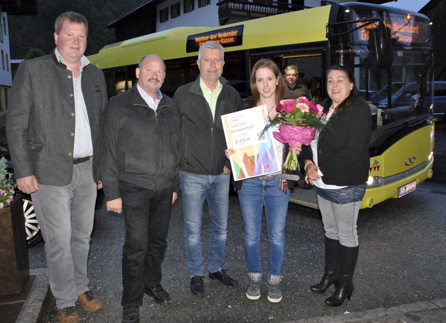 Hannes Schwaighofer, Bgm. Christian Ritzer, Bgm. Dieter Wittlinger, Christine Pertl und Renate Hörfarter bei der Auszeichnung des 50.000 Fahrgastes. | Foto: Eberharter