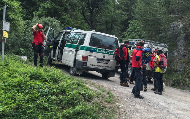 Bergrettung, Feuerwehr und Polizei mit Suchhunden und ein Poizeihubschrauber waren bei der Suche beteiligt. | Foto: zeitungsfoto.at