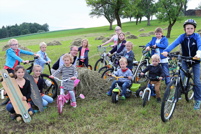 Die Kinder gingen mit Pfarrer Hans Lagler Radfahren. | Foto: Wolfgang Zarl