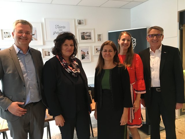 Josef Missethon (Geschäftsführer Talenteentwicklung Missethon GmbH), Christina Lind (AMS Steiermark), Doris Kampus (Landesrätin für Soziales, Arbeit & Integration), Josef Herk (Präsident Wirtschaftskammer Steiermark), Roswitha Müller (Leitung Integrationsreferat Stadt Graz) (v.l.) | Foto: Telenteküche