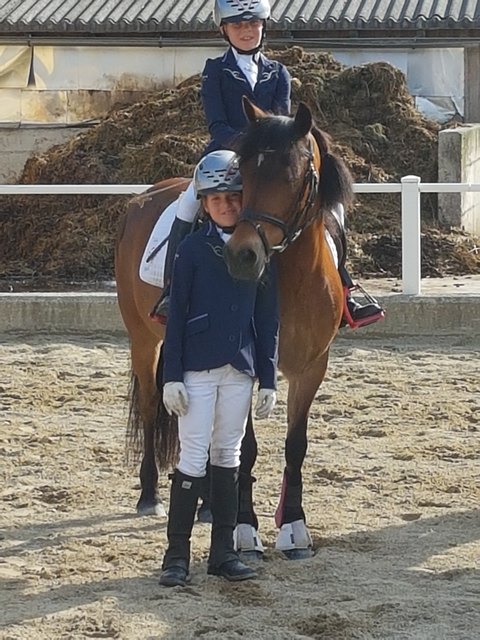 Lara Miller (6) mit ihrer Schwester Leonie (8) auf Pony Evissa. | Foto: URC Steggut
