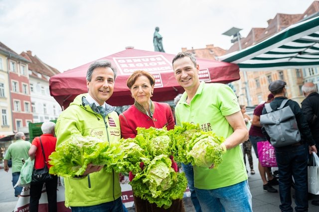 Stolz auf den Grazer Krauthäuptel, der am Hauptplatz verteilt wurde: Siegfried Nagl, Maria Pein und Markus Hillebrand (v.l.) | Foto: LK-Danner