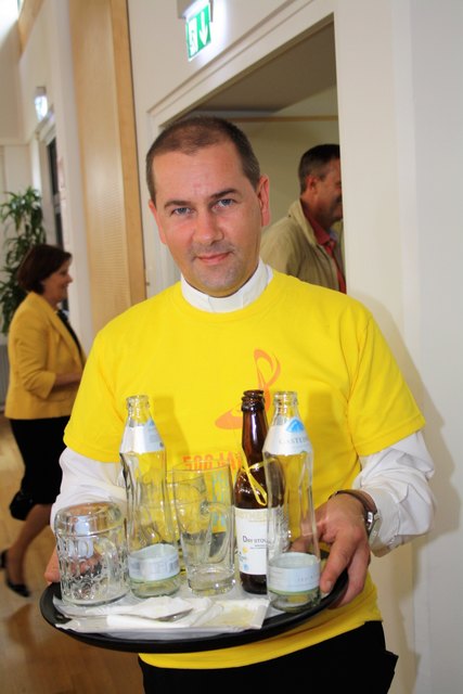 Beim Pfarrfest in Fernitz-Mellach steht Pfarrer Josef Windisch am Griller oder räumt das Geschirr ab.