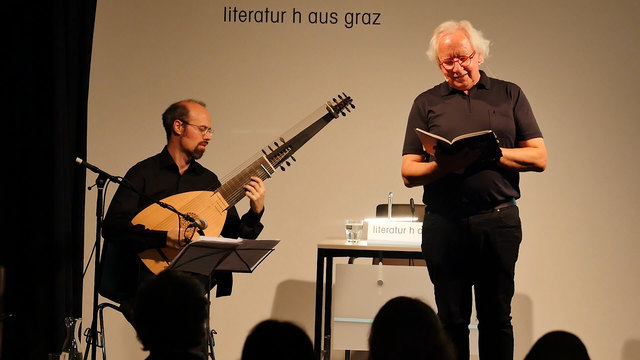 Gedankenreise: Begleitet von Georg Zopf an der Laute las Lorenz Maierhofer im Literaturhaus Graz aus "beziehungsleise". | Foto: Birgit Tuscher