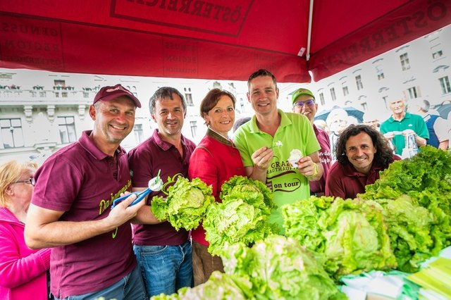 Die Grazer Krauthäuptel-Bauern verteilten vergangene Woche ihr Produkt am Grazer Hauptplatz. Die Düngeverordnung stößt sauer auf. | Foto: LK