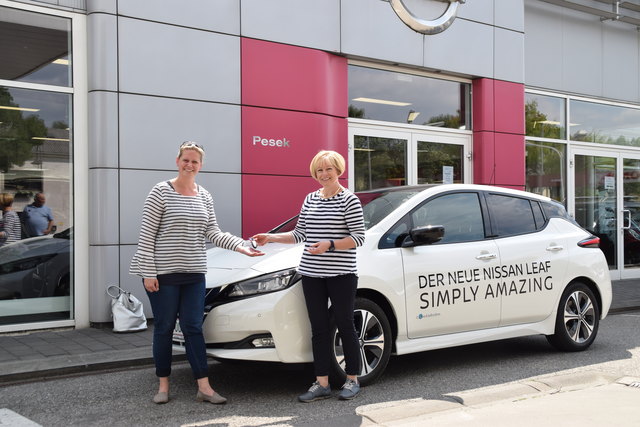Schlüsselübergabe in Stockerau: Waltraud Pesek gibt den Nissan Leaf in die Hände von Bezirksblätter-Redakteurin Sandra Schütz.