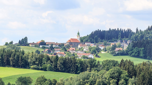 In Schardenberg tut sich einiges: Glasfaser soll flächendeckend ausgebaut werden, Baby-Boom macht eine Kindergartenerweiterung nötig und die Feuerwehr bekommt ein viertoriges FF-Haus für eine starke Einsatzbereitschaft. | Foto: Christian Bauer