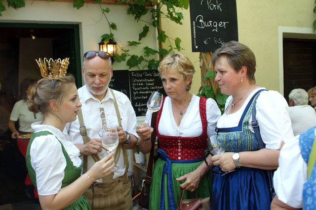 Niederösterreichs Vizeweinkönigin Teresa I mischte sich unter die Besucher und wusste viel über die Winzerei zu erzählen.