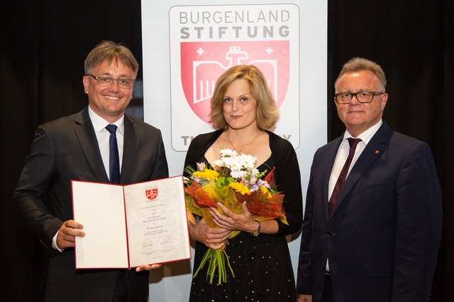 Petra Werkovits, Leiterin des Künstlerdorfs Neumarkt an der Raab, erhielt den Preis von Stiftungsvorsitzendem Michael Gerbavsits (links) und Landeshauptmann Hans Niessl. | Foto: Burgenland-Stiftung Theodor Kery