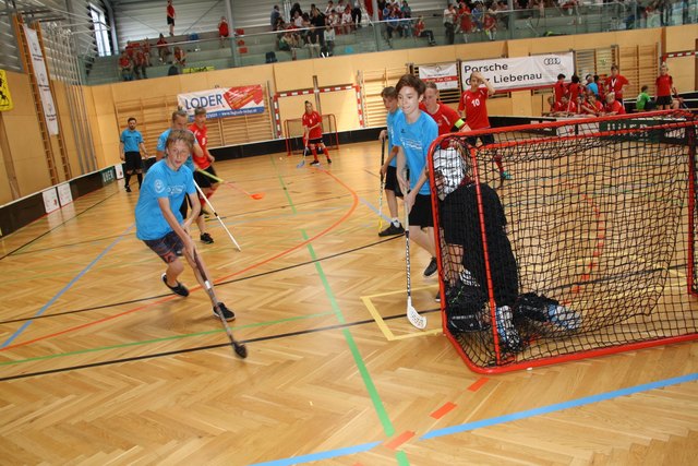 Floorball wird ähnlich Eishockey gespielt. In jedem Team kämpften Schüler mit und ohne intellektueller Beeinträchtigung um den Sieg.