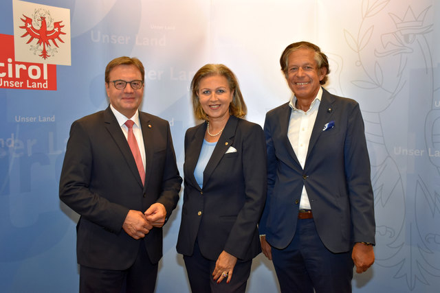 Gemeinsam für die Tiroler Wirtschaft unterwegs: LH Günther Platter, Wirtschaftslandesrätin Patrizia Zoller-Frischauf und der Tiroler WK-Präsident Jürgen Bodenseer. | Foto: Land Tirol