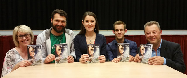 Auch Ehemann Marco und ihre Familie freuten sich mit Julyah Lechner (Bild Mitte) über das gelungene Lese-Debüt.