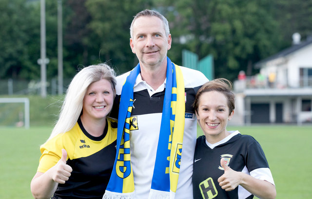 Alexandra Grünberger (l.) und Eva Kern (r.) mit Frauen-Teamchef Dominik Thalhammer.